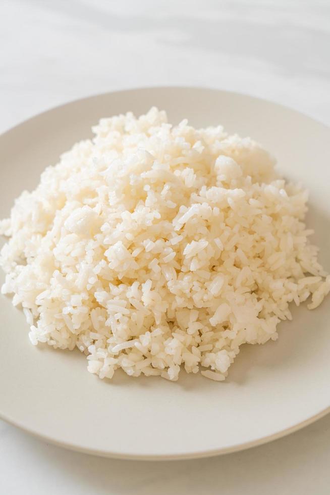 arroz branco de jasmim tailandês cozido no prato foto