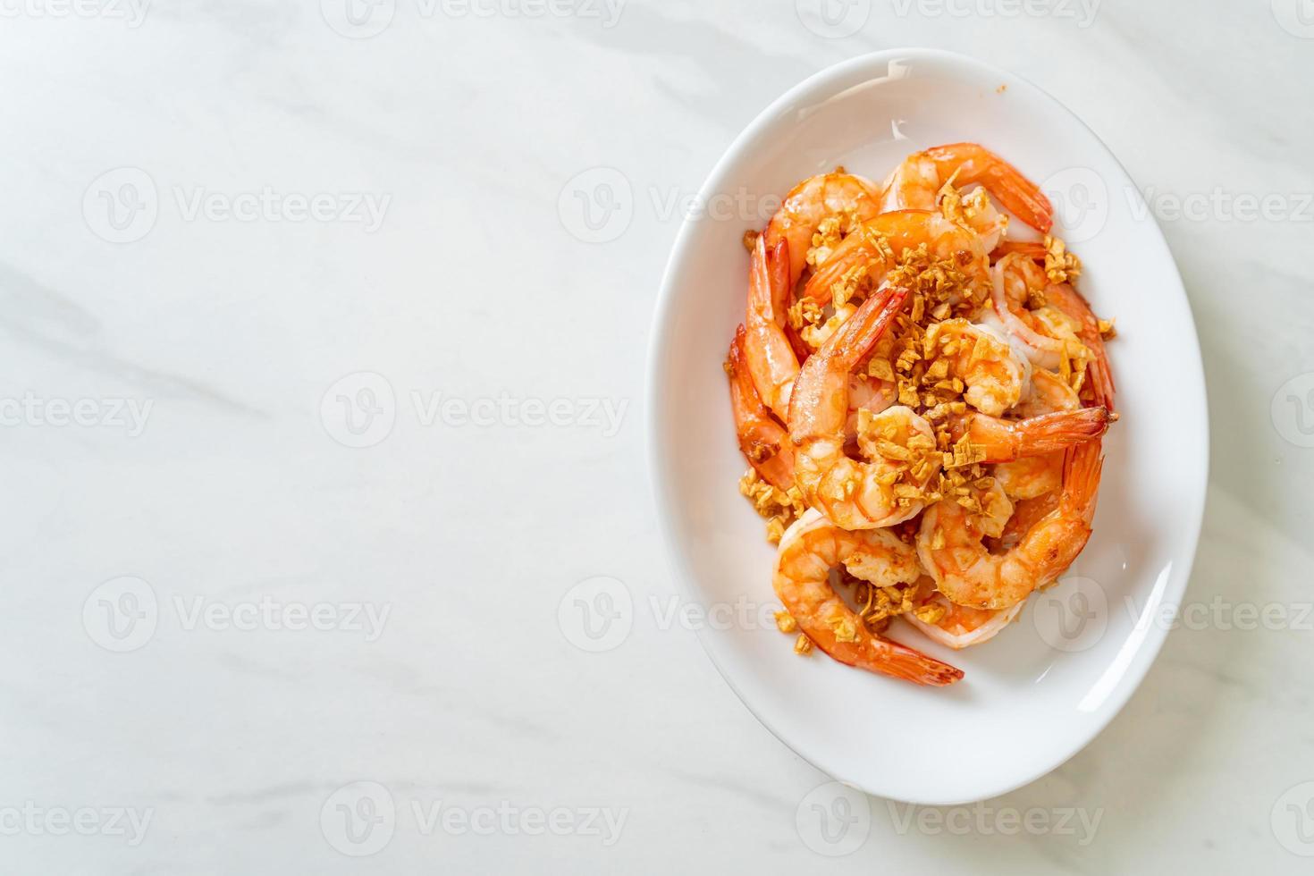 camarões fritos ou camarões com alho no prato branco - estilo frutos do mar foto