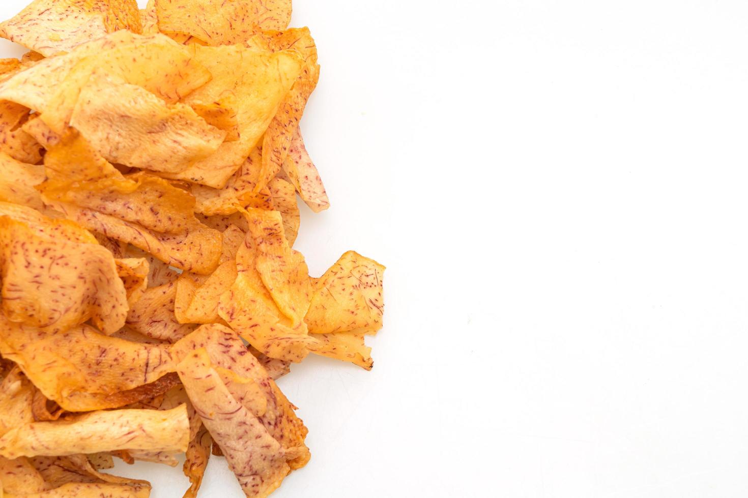 chips de taro isolados no fundo branco foto