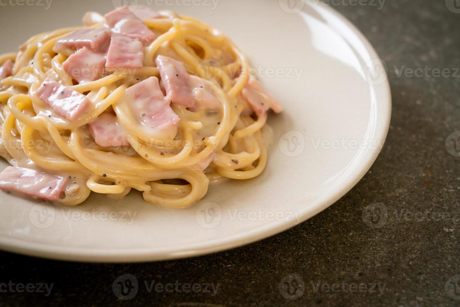 espaguete caseiro com molho de creme branco com presunto - comida italiana foto