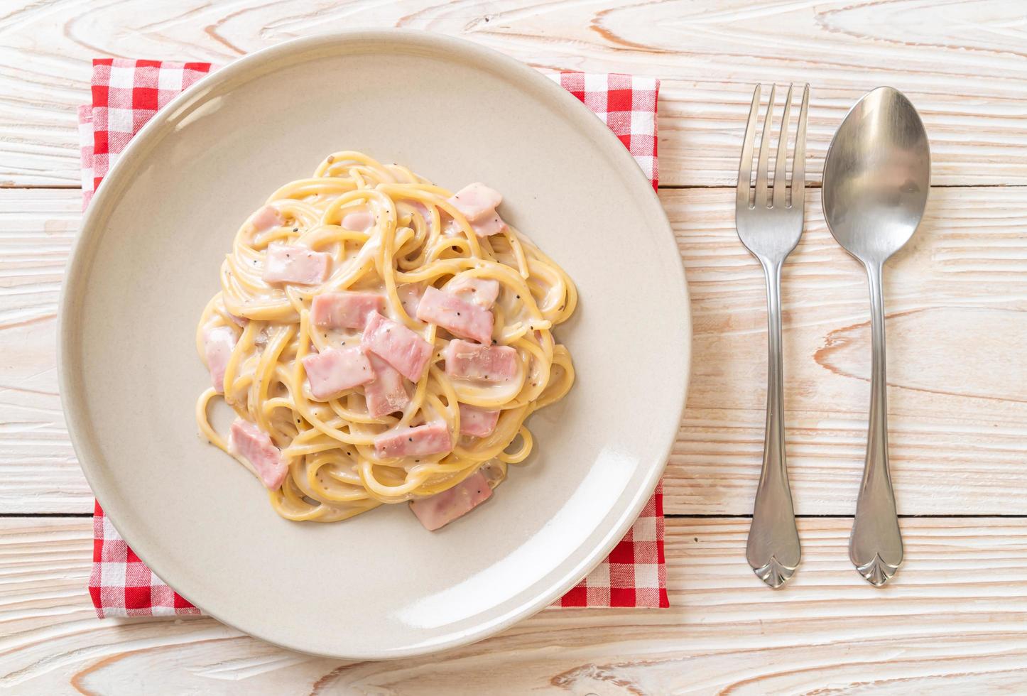 espaguete caseiro com molho de creme branco com presunto - comida italiana foto