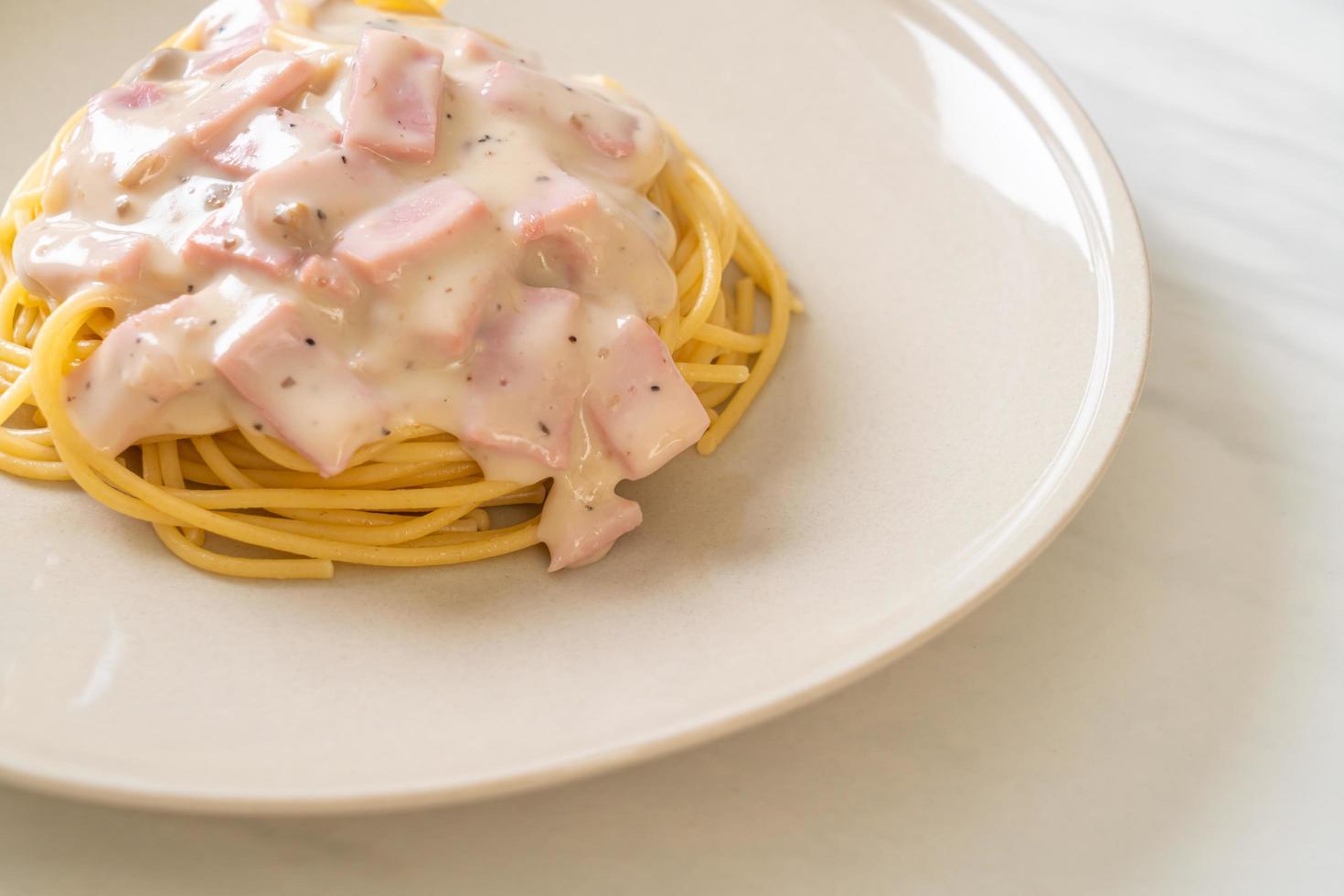 espaguete caseiro com molho de creme branco com presunto - comida italiana foto