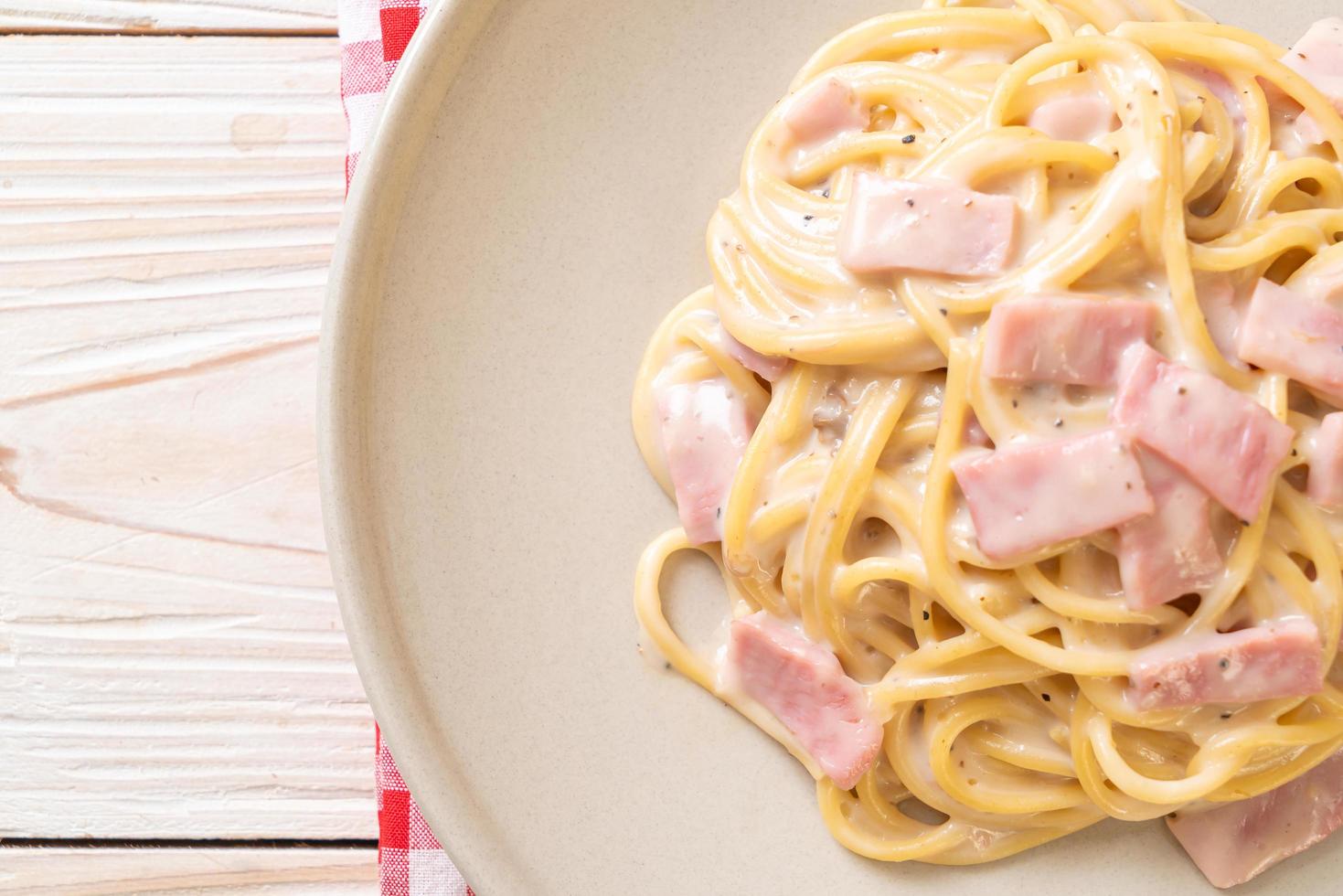 espaguete caseiro com molho de creme branco com presunto - comida italiana foto