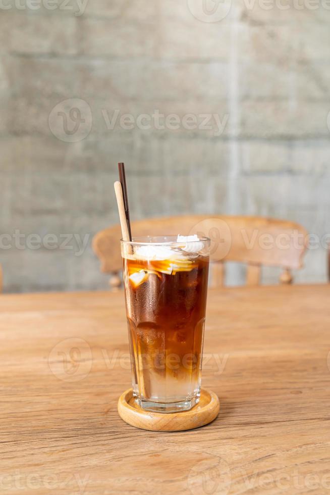 café expresso com suco de coco em cafeteria foto