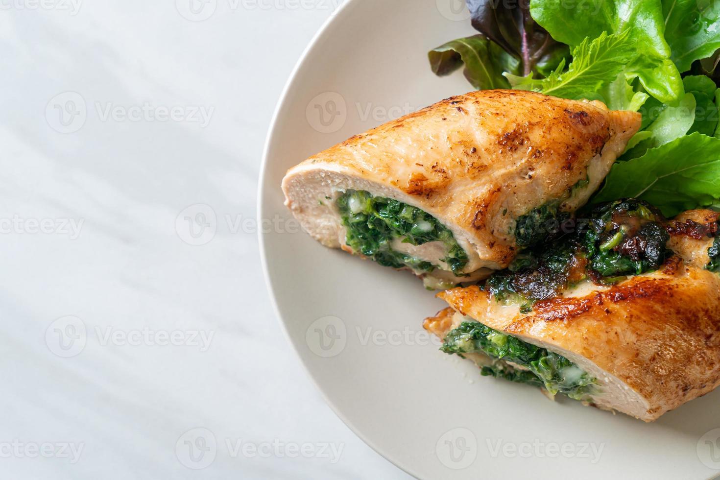 peito de frango assado recheado com queijo e espinafre foto