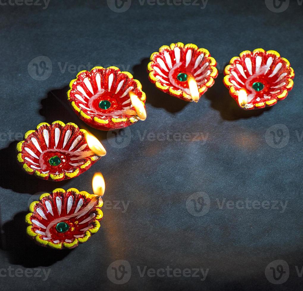 lâmpadas diya de argila acesas durante a celebração do diwali durante o festival da luz hindu indiano chamado diwali foto