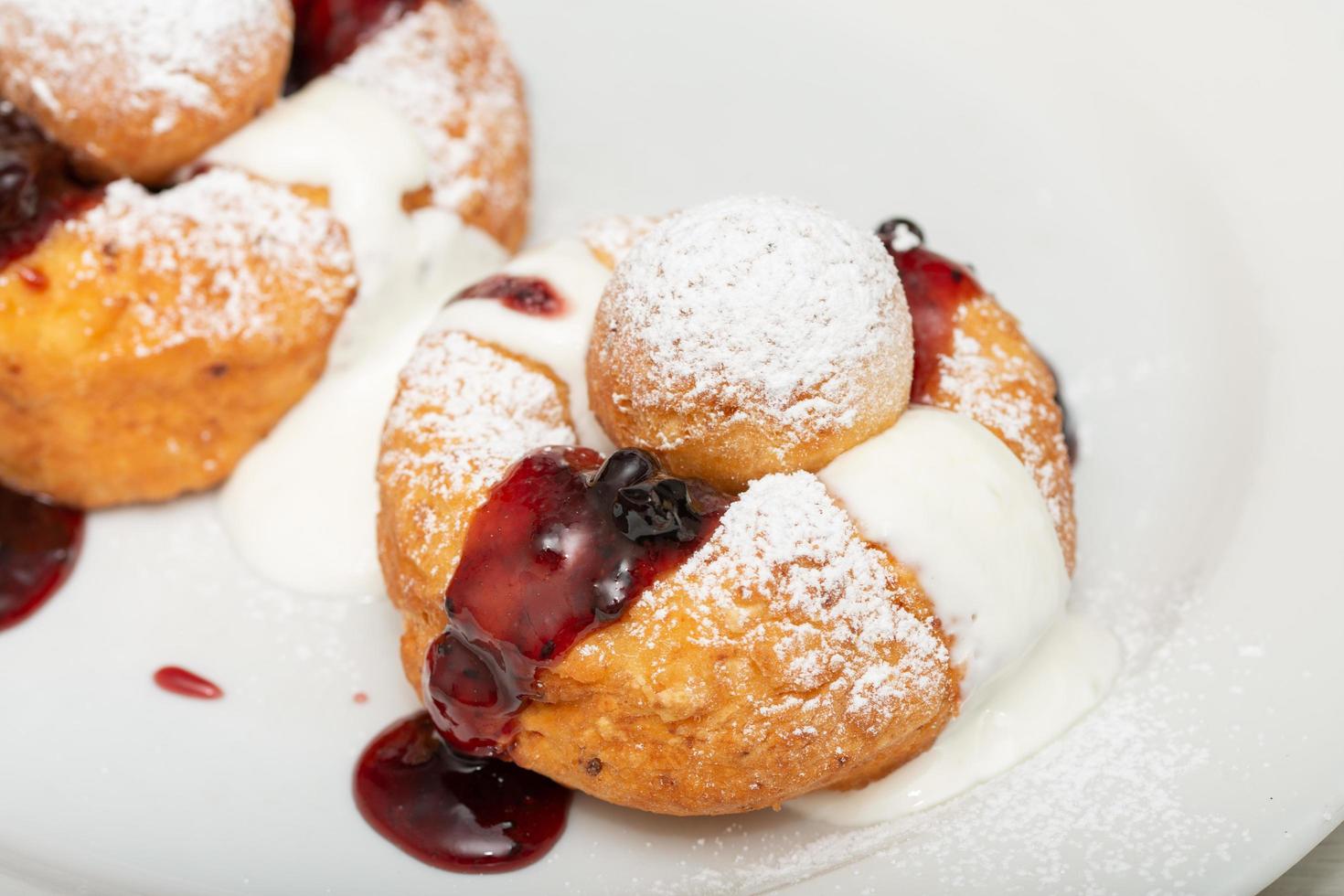 papanasi cu smantana si dulceata donuts com creme foto