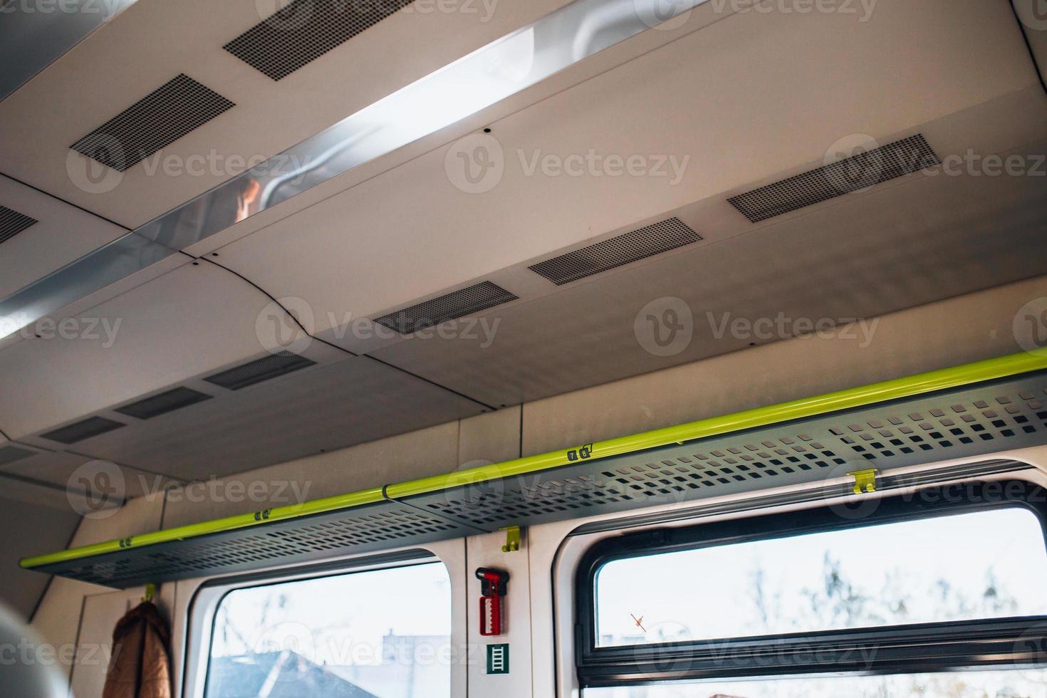 interior de um vagão de trem vazio - poltronas macias e grandes janelas brilhantes foto