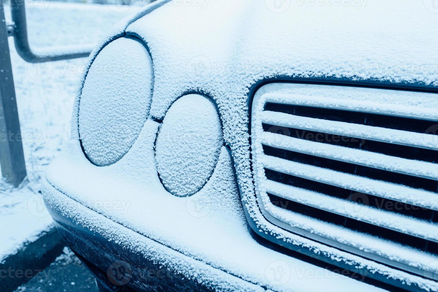 geada azul e gelo nos faróis do carro - manhã gelada de inverno - partida a frio foto