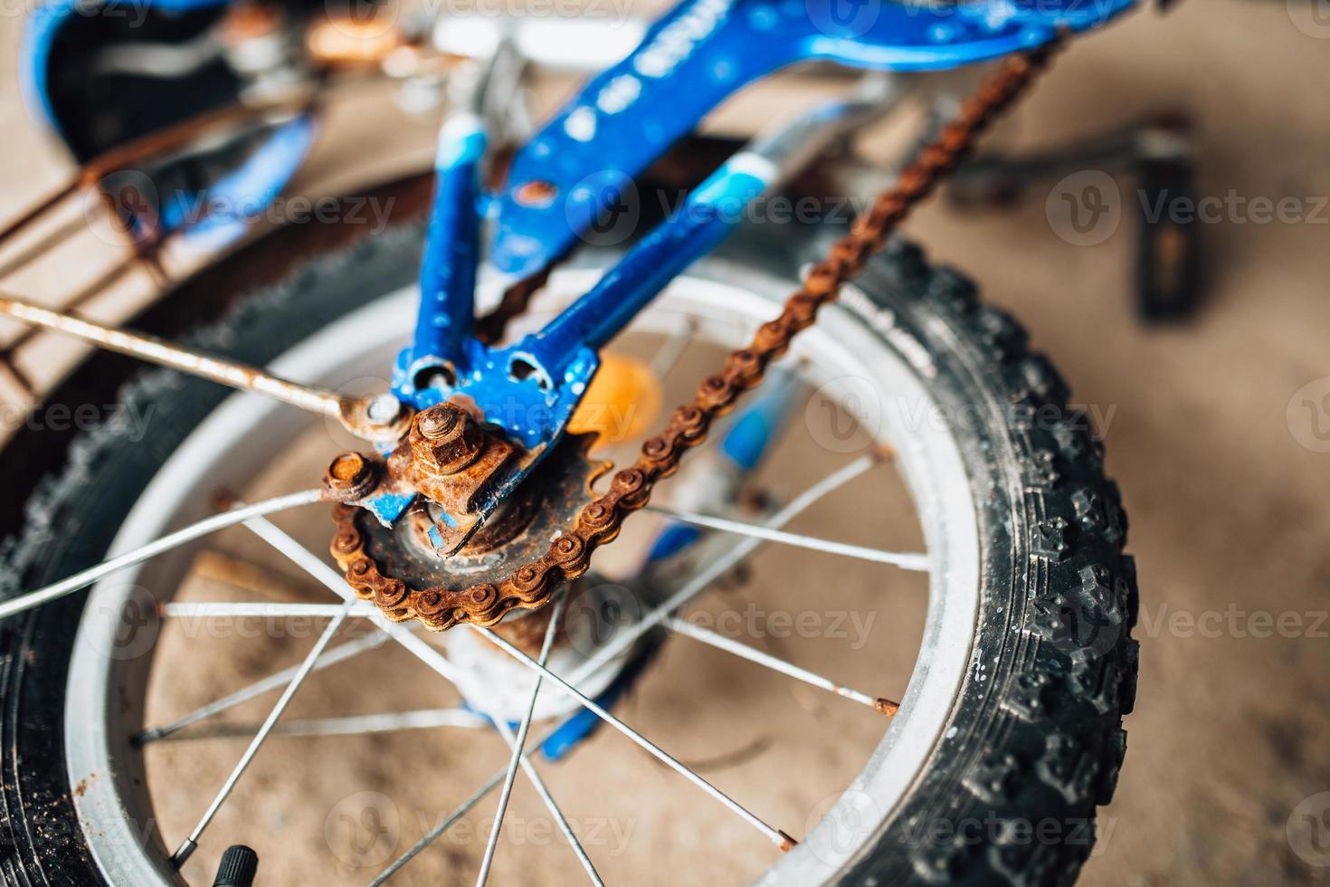 velha bicicleta quebrada abandonada - enferrujada sem manutenção sem pedais foto