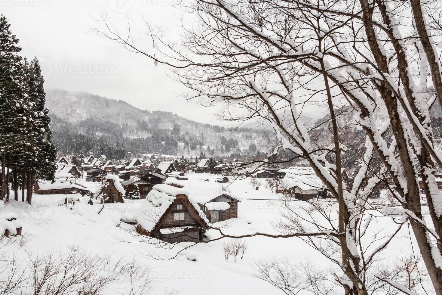 vila de Shirakawago com queda de neve no inverno foto