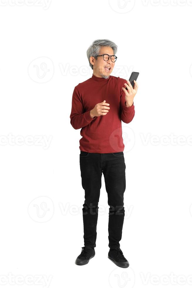 homem asiático em pé foto