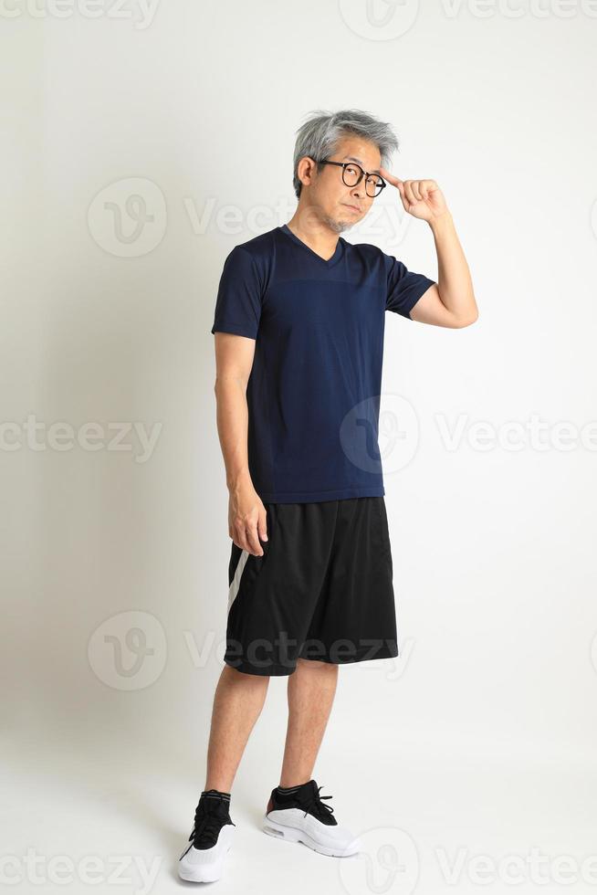 homem asiático em pé foto