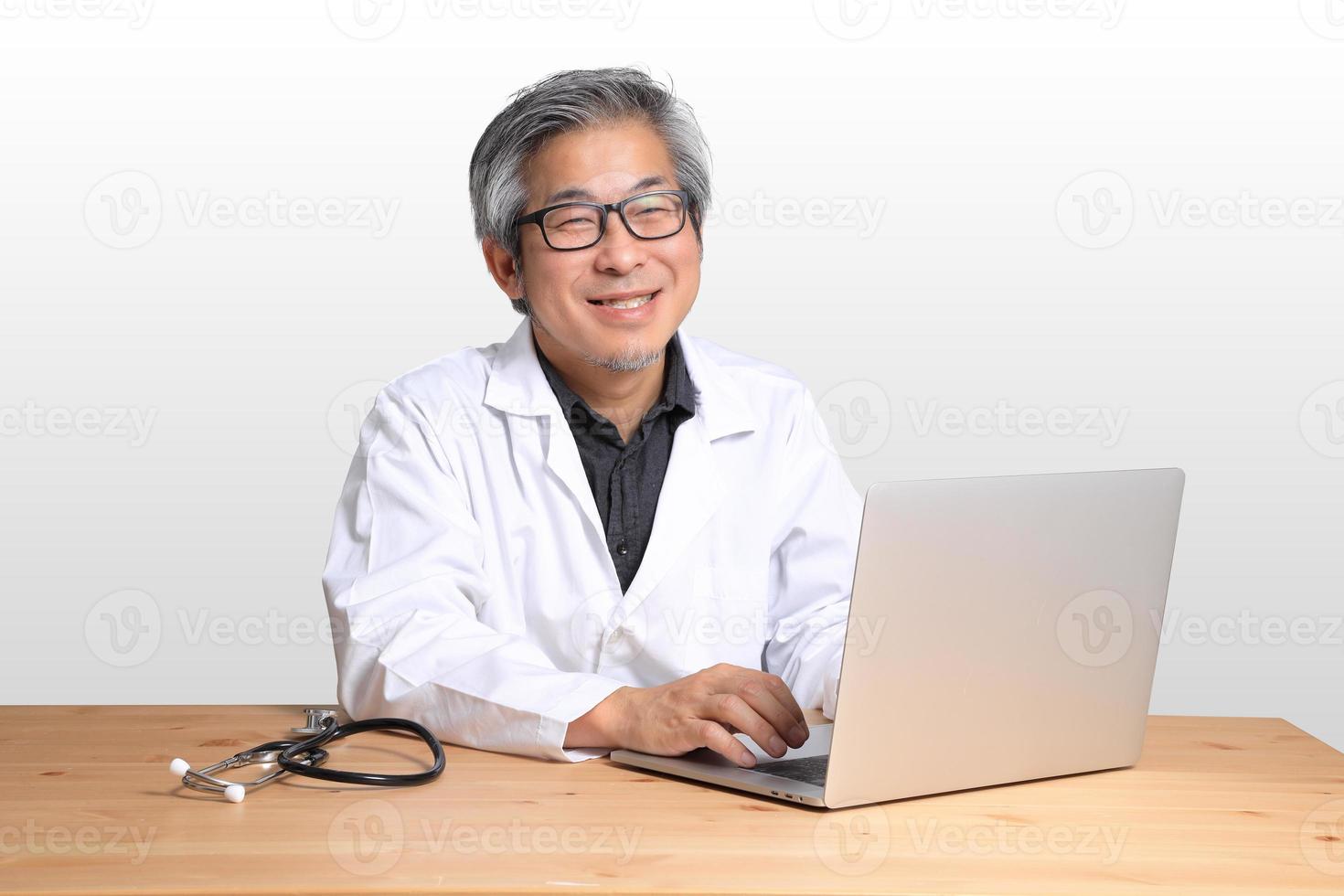 homem asiático sentado foto
