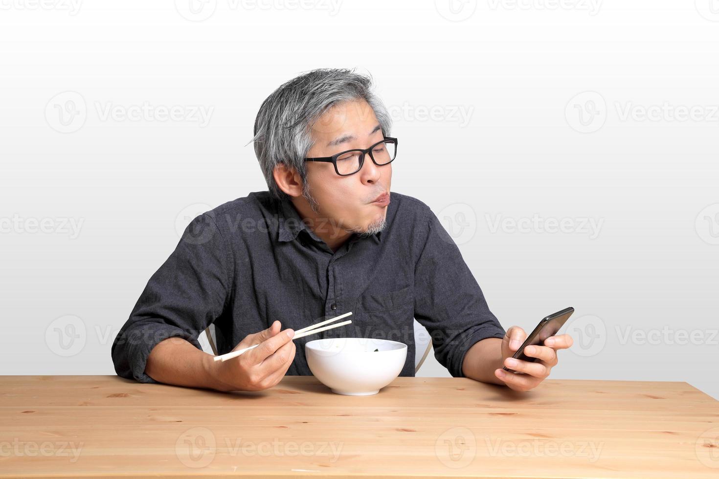 homem asiático sentado foto