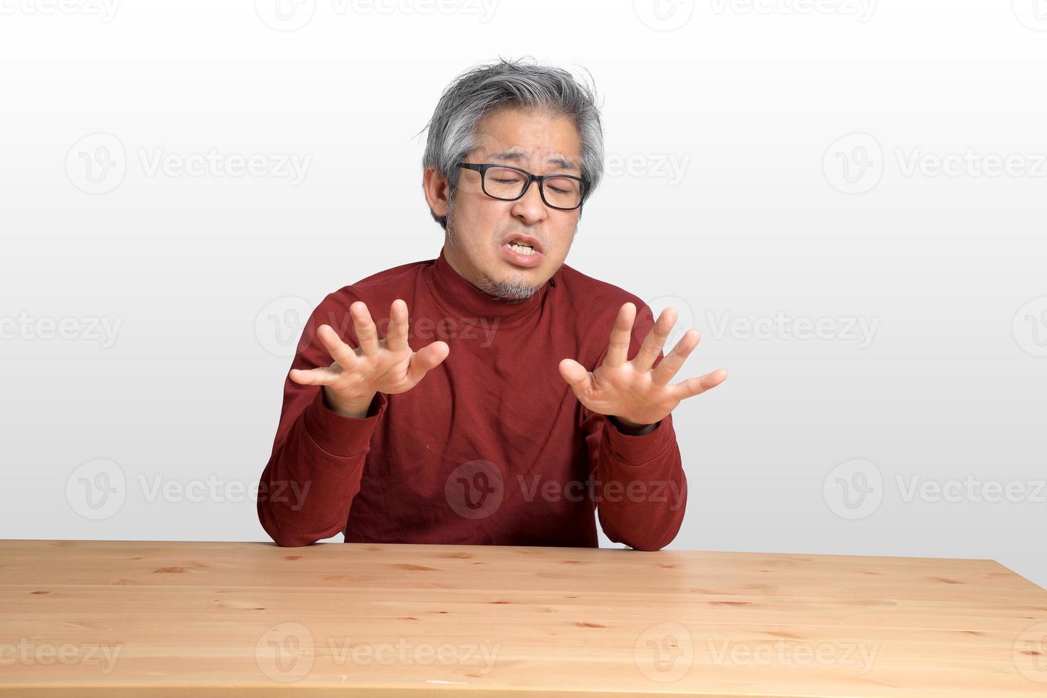 homem asiático na mesa foto