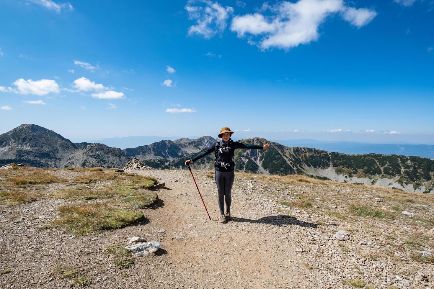 jovem viajante com mochila nas montanhas foto