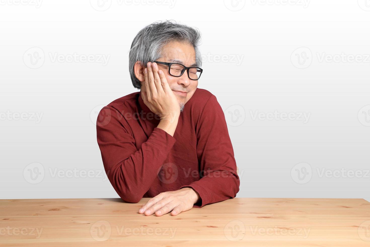 homem asiático na mesa foto