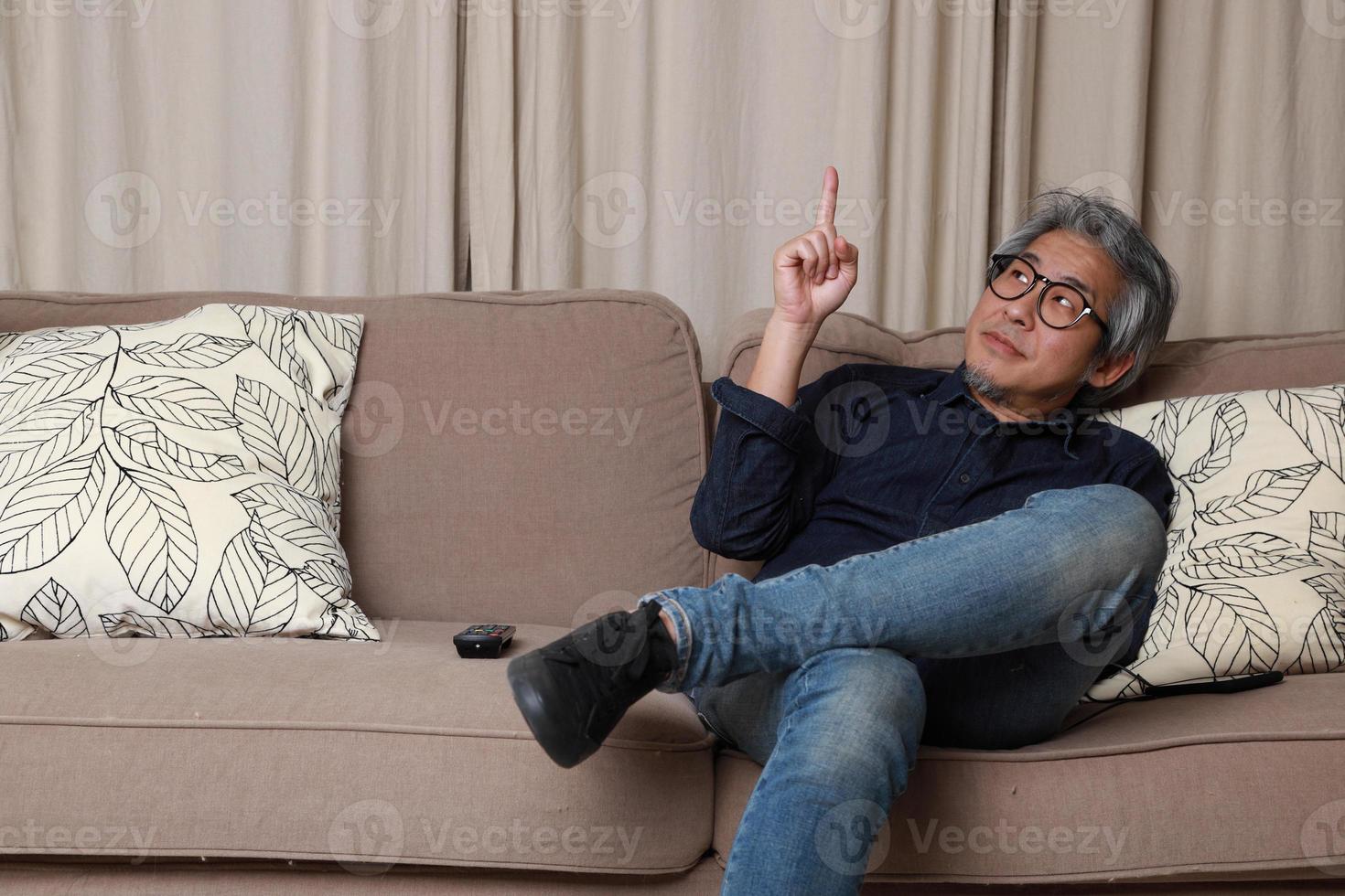 homem asiático na sala de estar foto