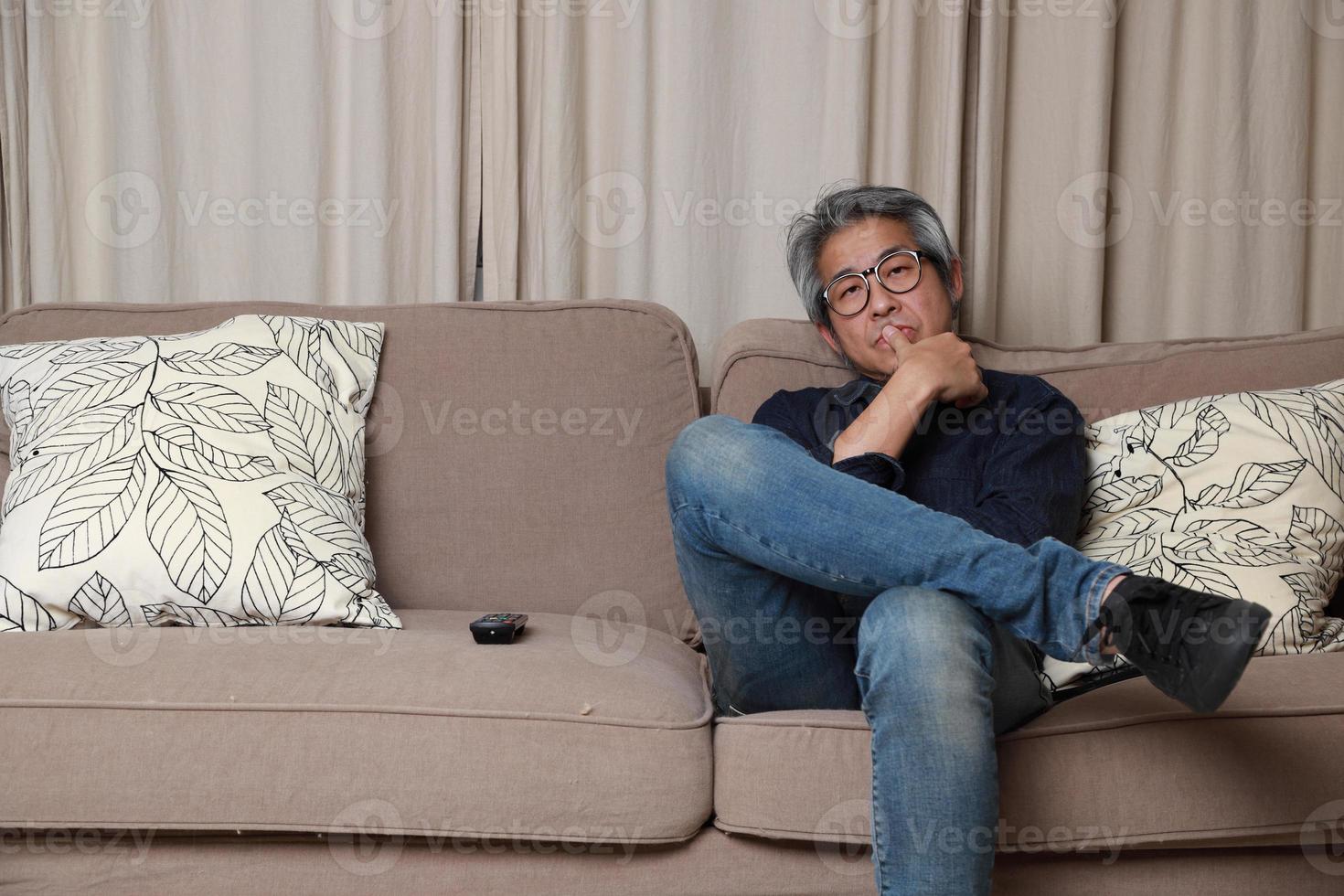 homem asiático na sala de estar foto