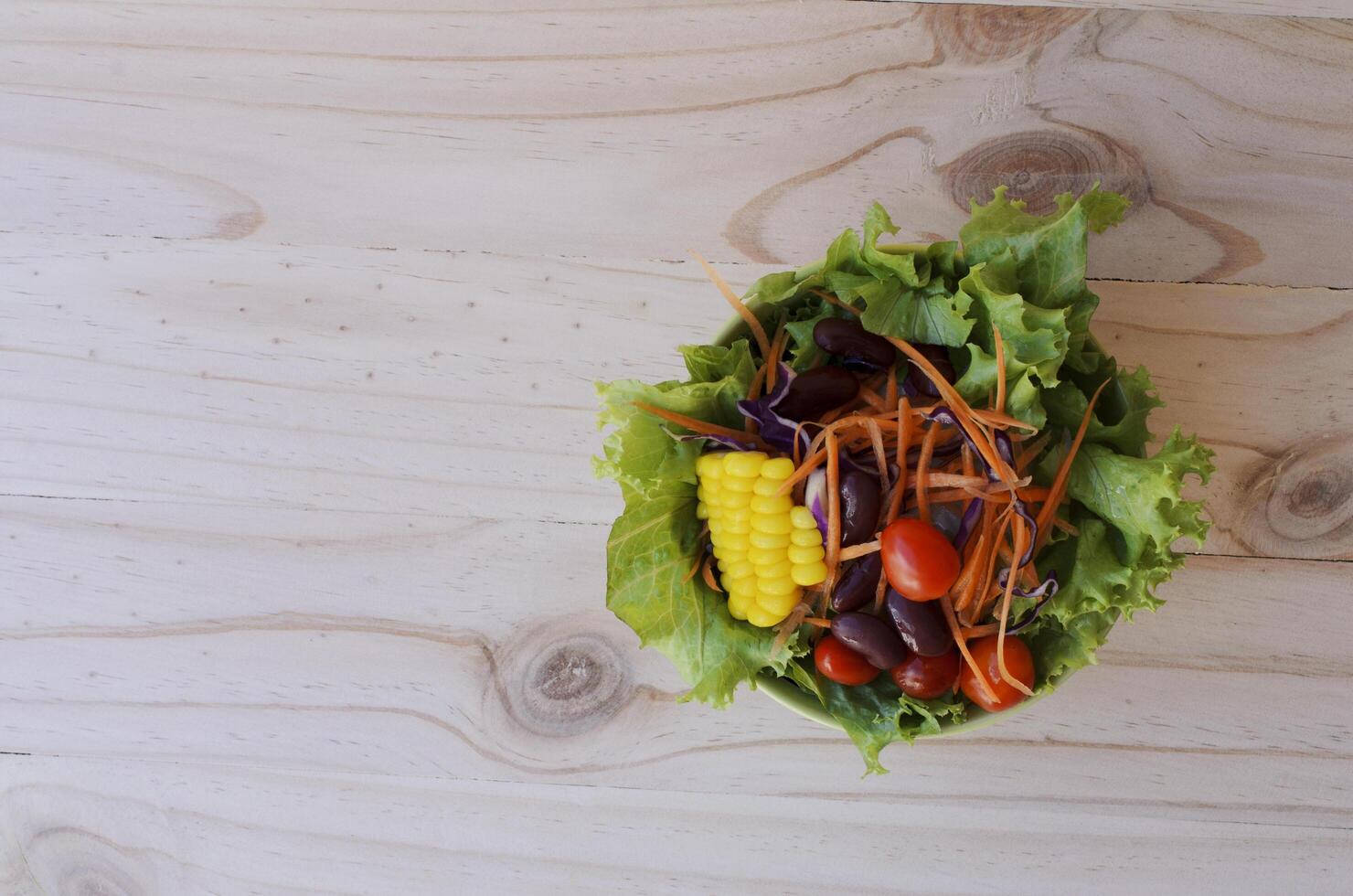 Salada de legumes fresca para alimentos fundos acima foto