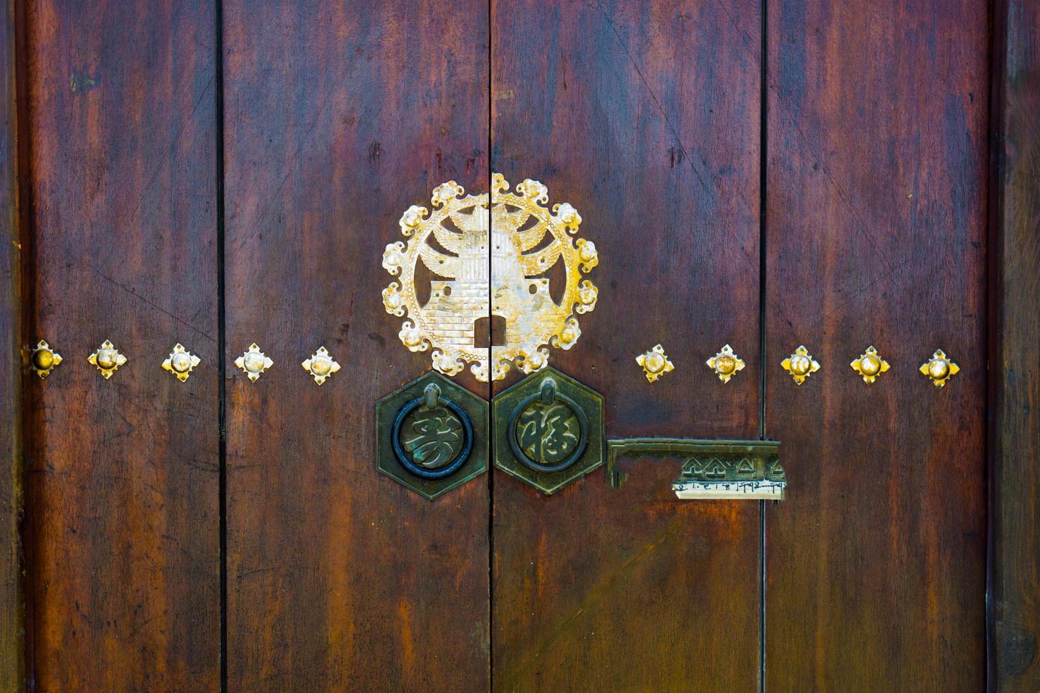 porta de madeira tradicional foto