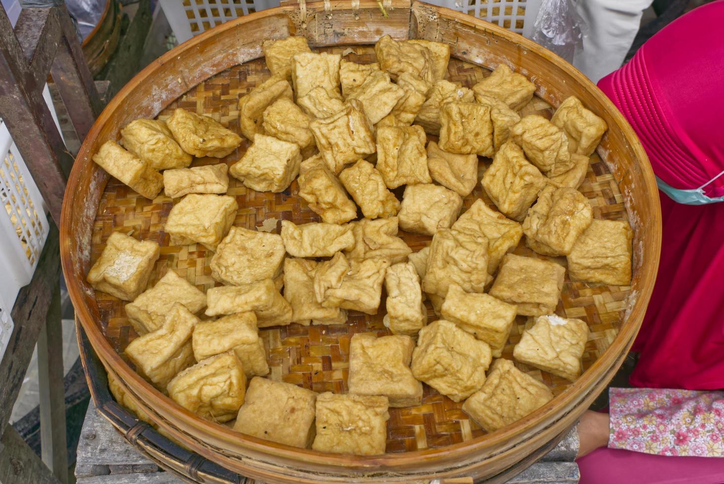 delicioso tofu no mercado tradicional foto