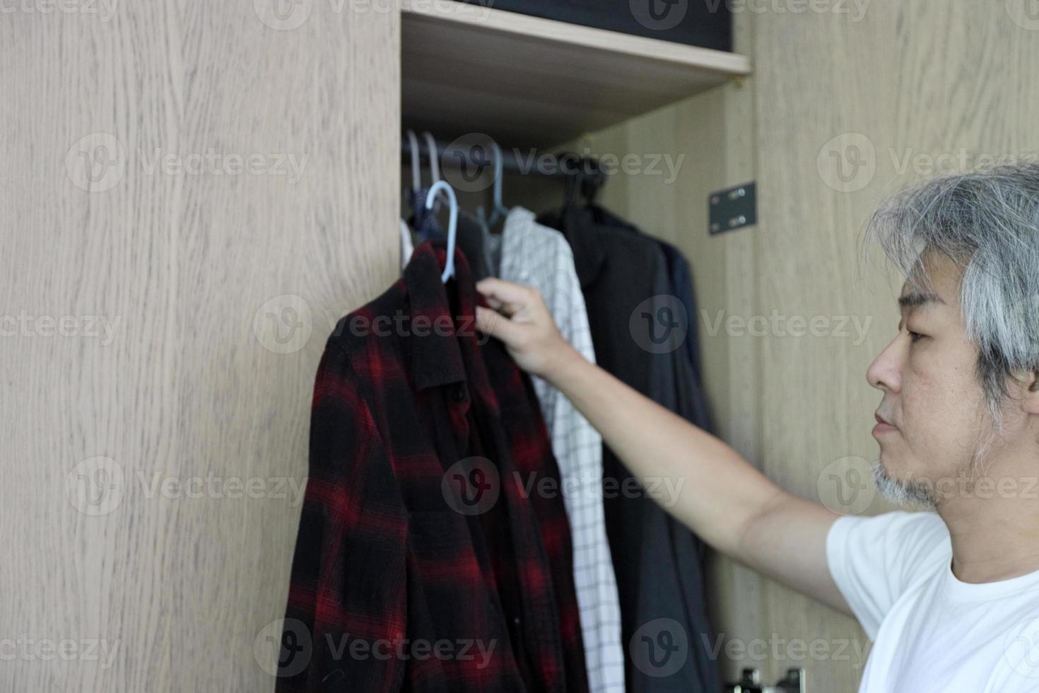 homem asiático com guarda-roupa foto