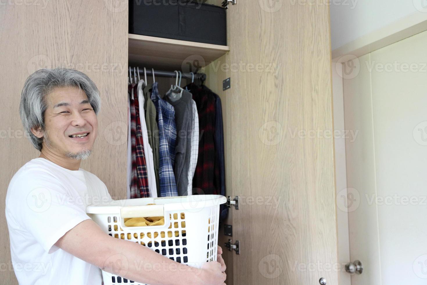 homem asiático com guarda-roupa foto