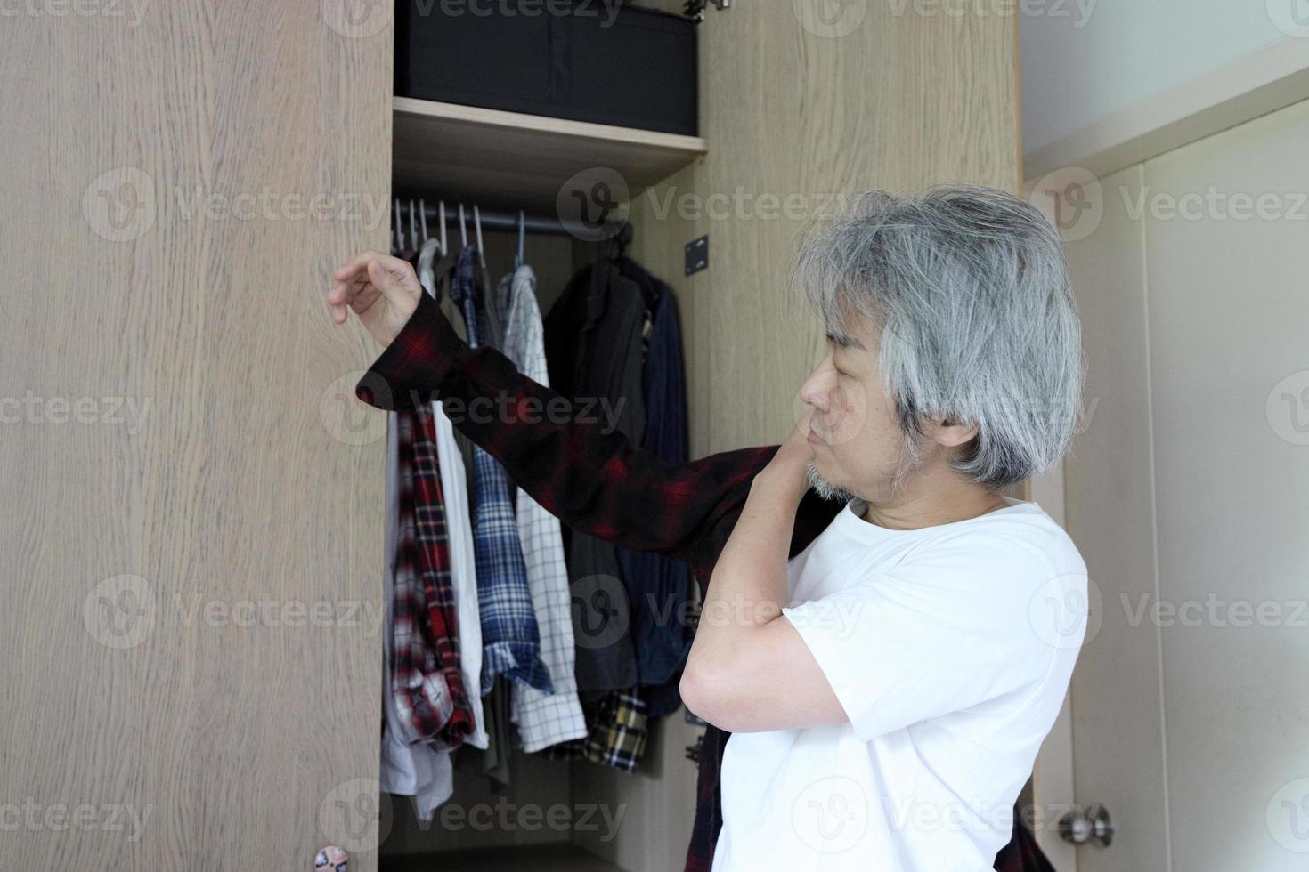 homem asiático com guarda-roupa foto