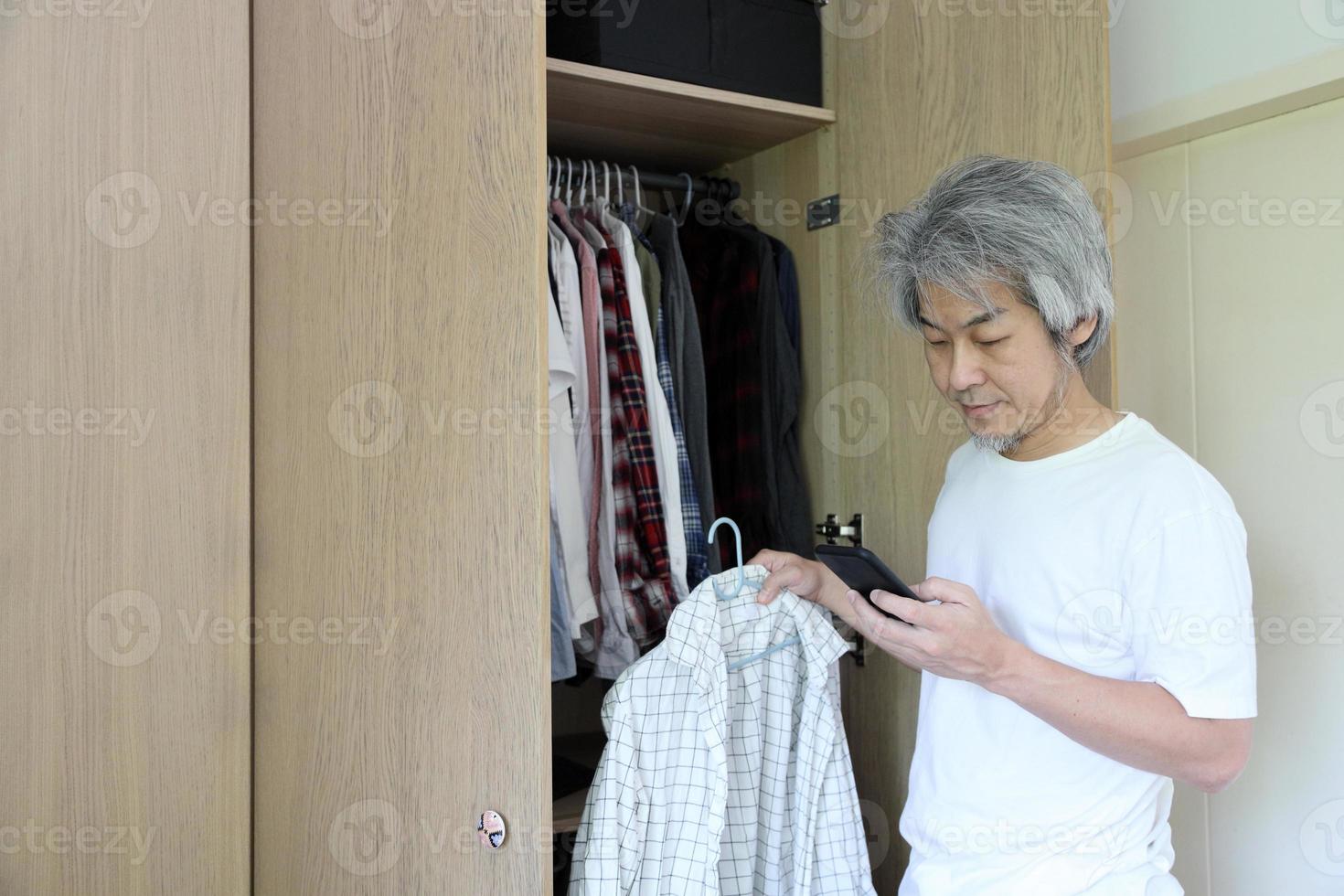 homem asiático com guarda-roupa foto