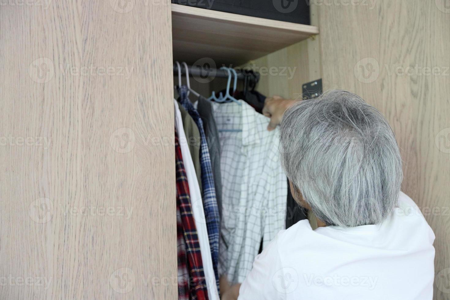 homem asiático com guarda-roupa foto