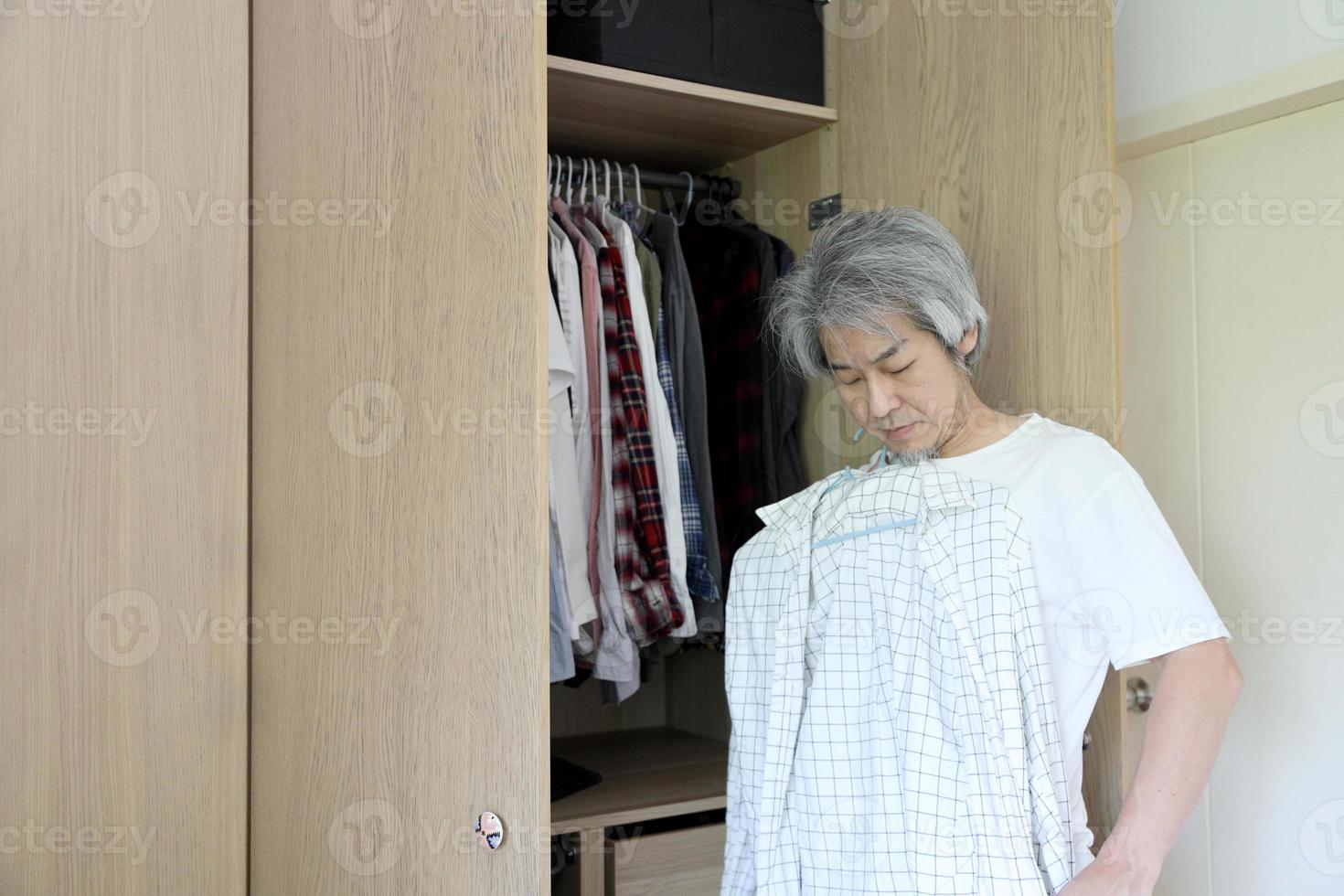 homem asiático com guarda-roupa foto