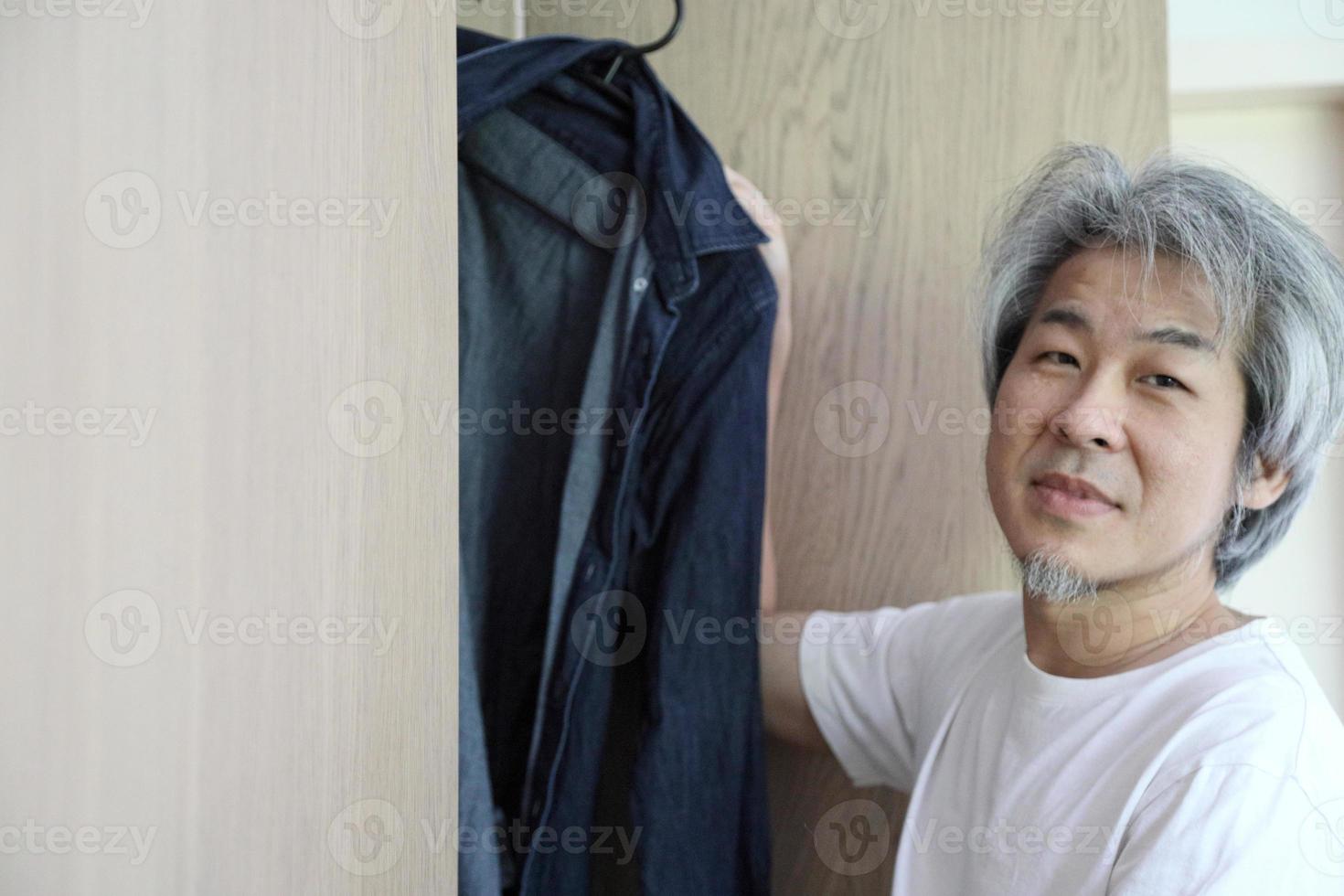 homem asiático com guarda-roupa foto