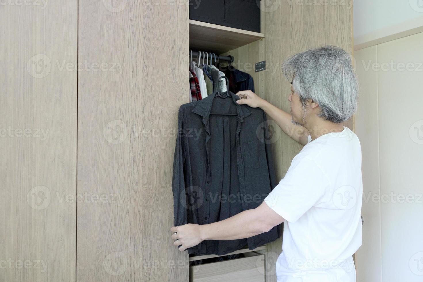 homem asiático com guarda-roupa foto