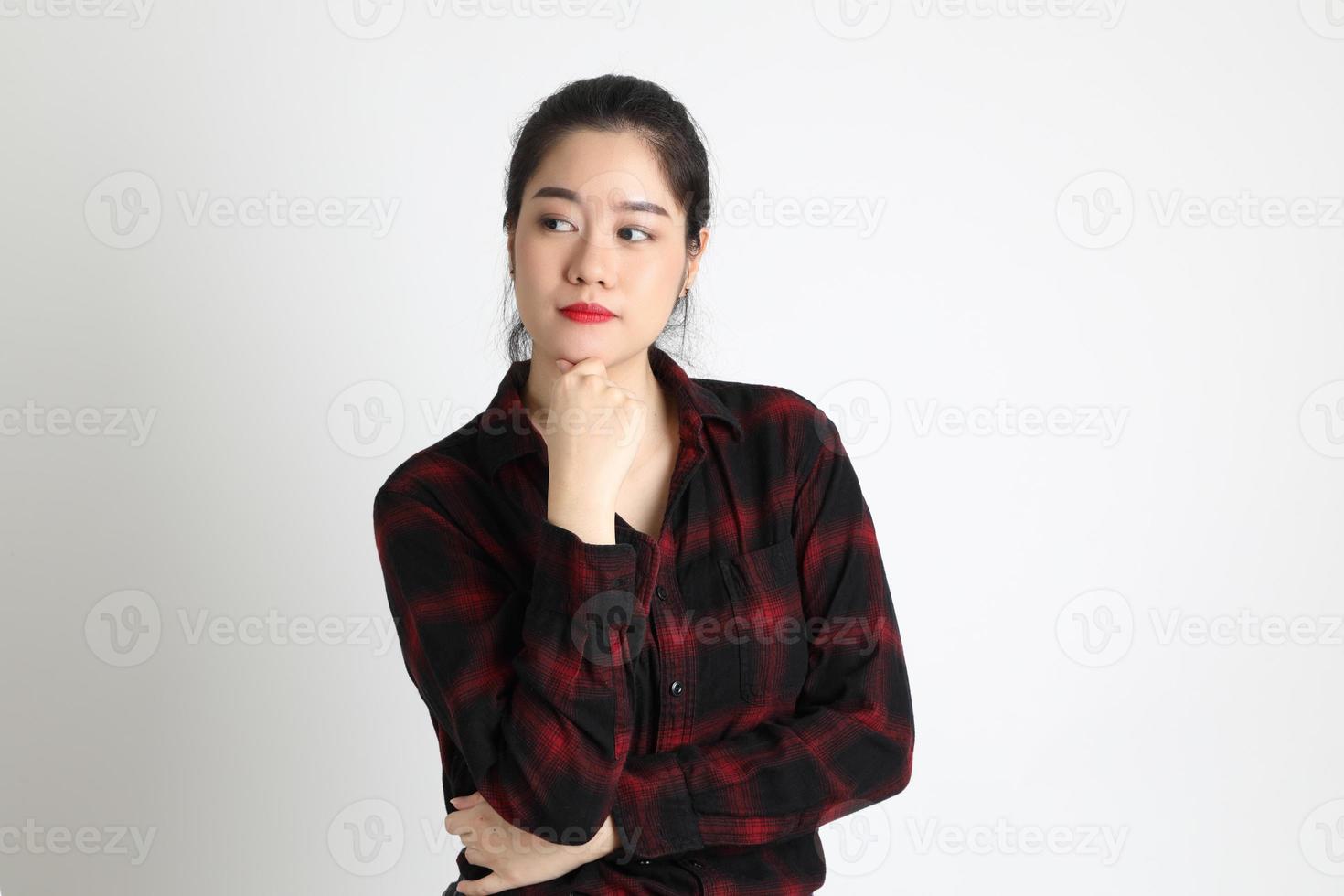 mulher asiática no fundo branco foto