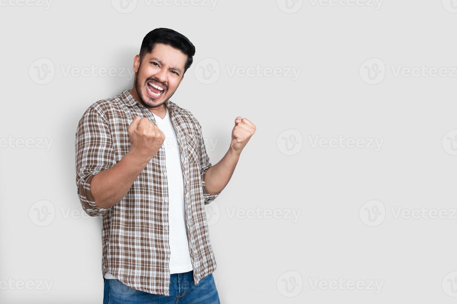 homem emocional espantado, apontando para a câmera e gritando. animado jovem empresário emocionado com o sucesso. conceito de vitória incrível foto
