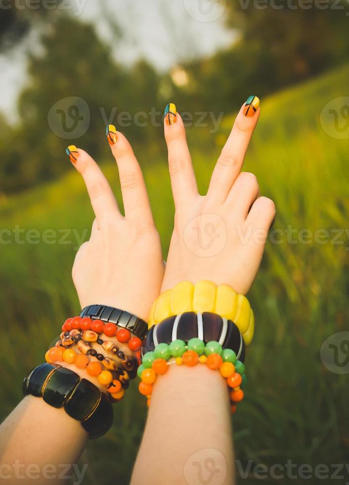 símbolo do pacifismo. lindas pulseiras étnicas. dia internacional da paz foto