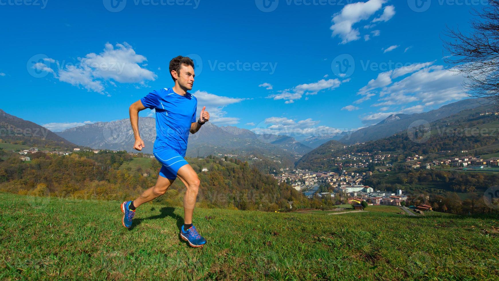 um atleta profissional de montanha treina em um vale foto