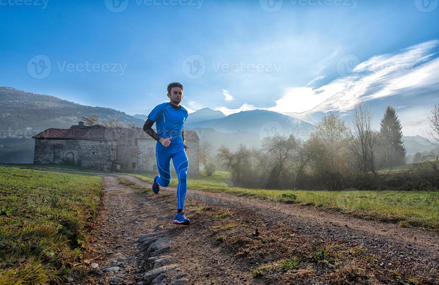 atleta corredor treinando profissionalmente em uma montanha de terra foto