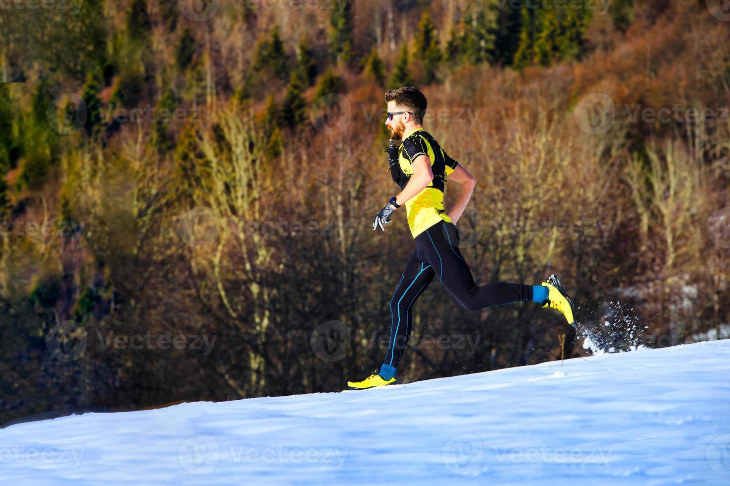 um jovem atleta corre na neve foto