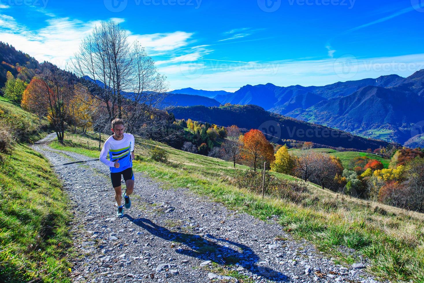 um atleta de corrida de montanha treina na estrada de terra foto