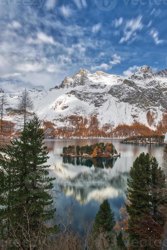 paisagem montanhosa no vale engadino perto de sankt moritz, suíça foto