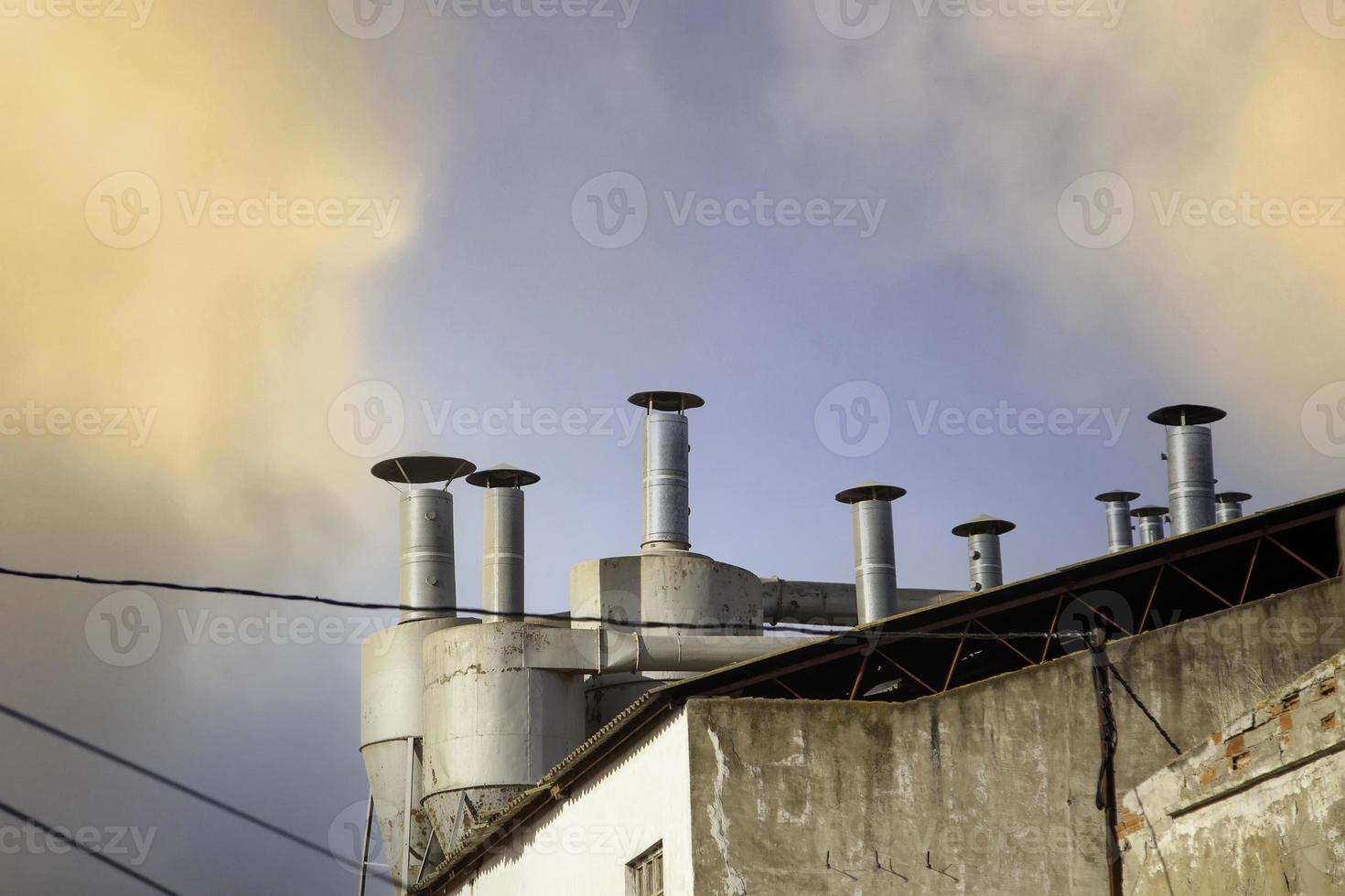 saída de fumaça de chaminé industrial foto