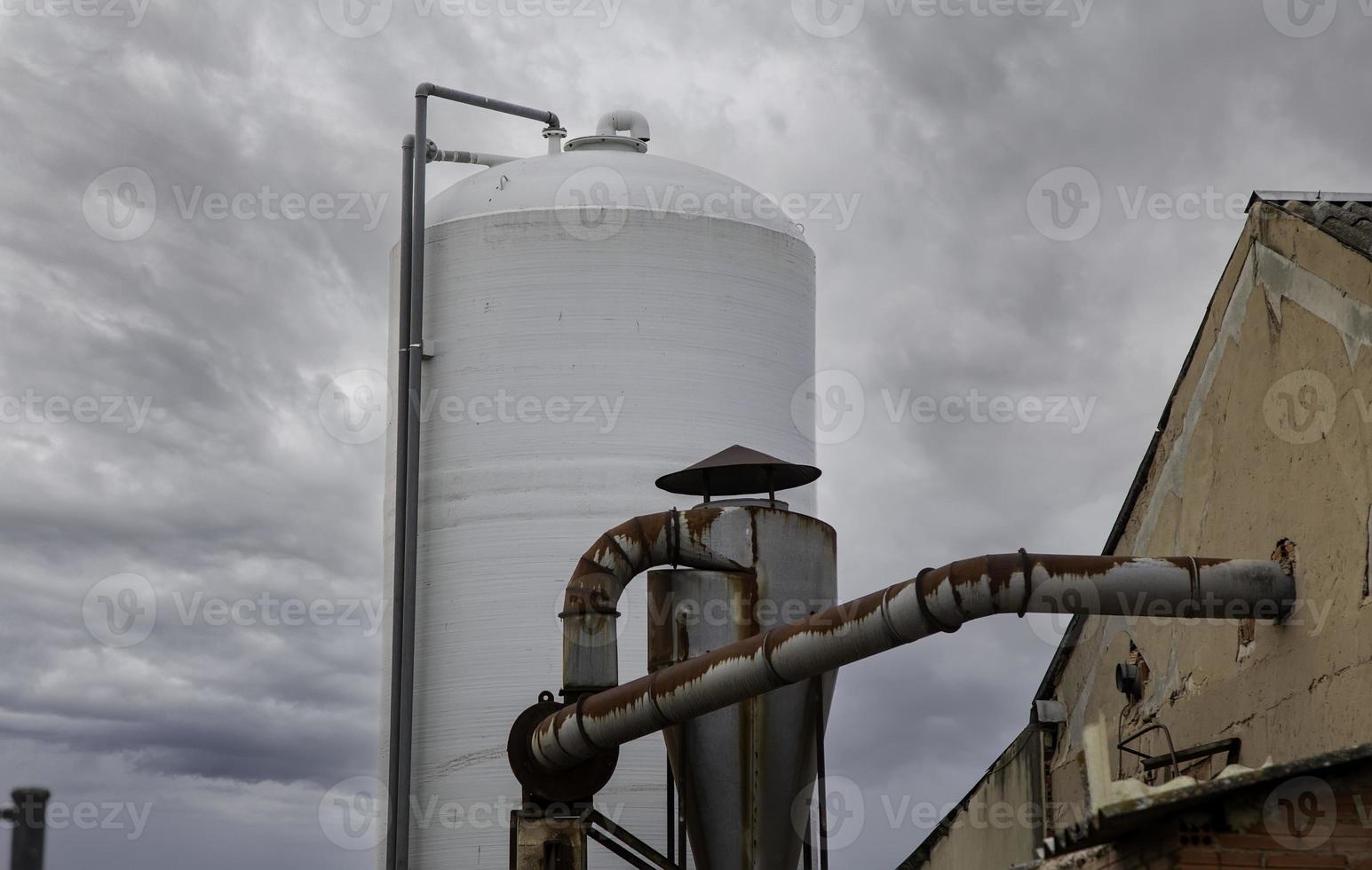 saída de fumaça de chaminé industrial foto