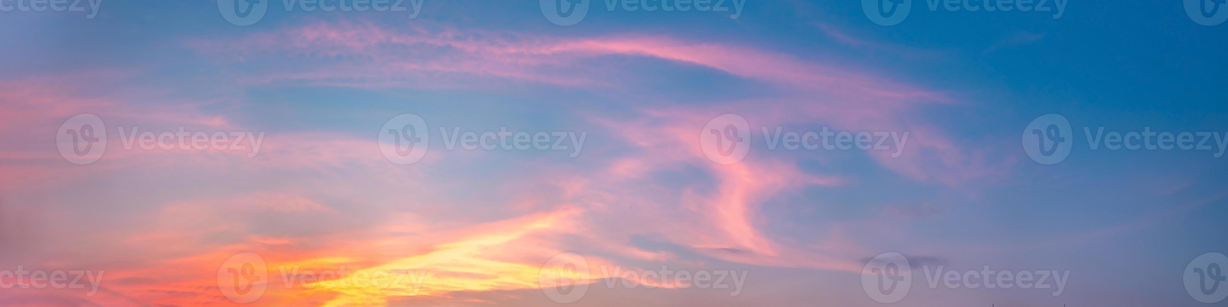 céu dramático panorama com nuvem na hora do nascer e do pôr do sol. foto