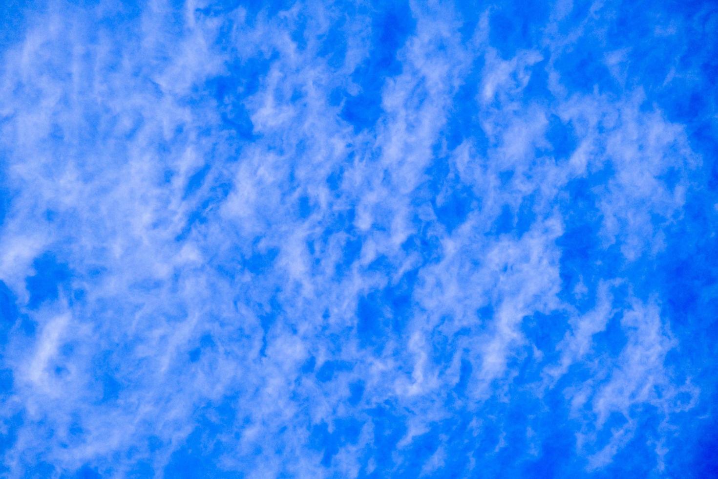 lindo fundo de céu azul claro profundo foto