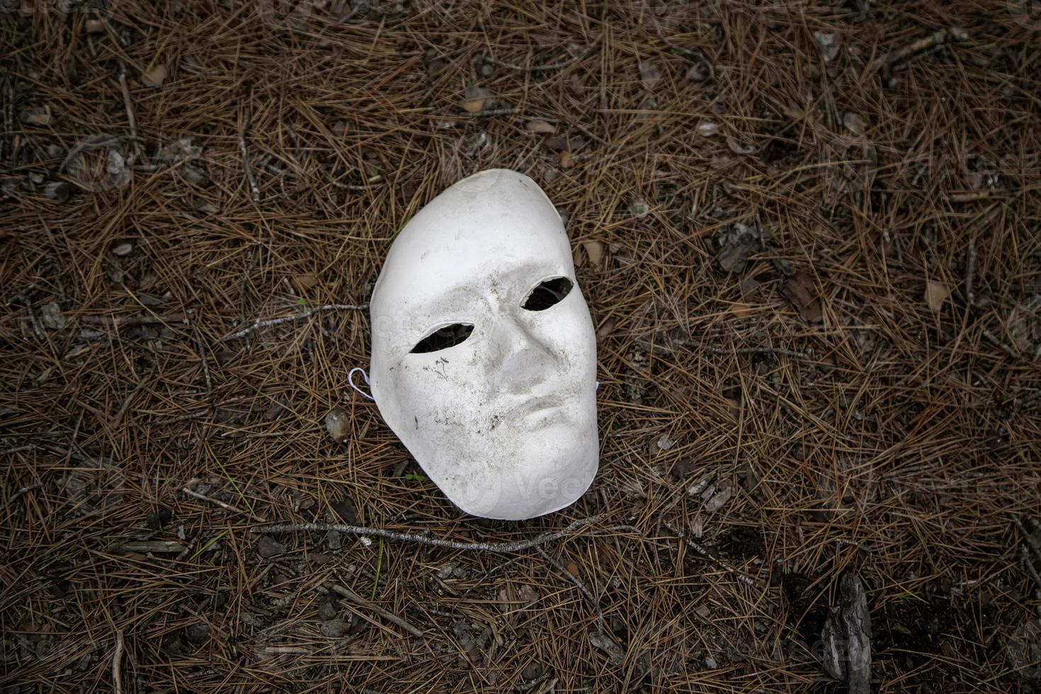 máscara assustadora na floresta foto