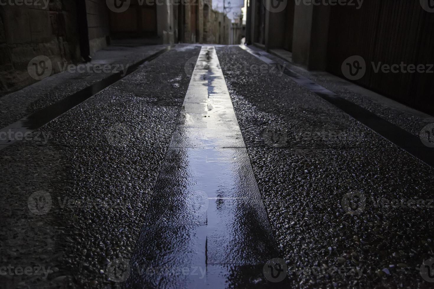 chão molhado da rua foto