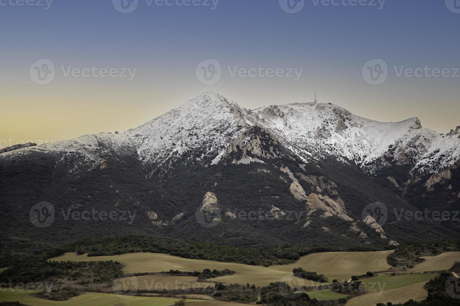 campo com montanhas de neve foto